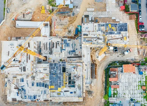 Vue d'ensemble d'un grand chantier avec plusieurs grues