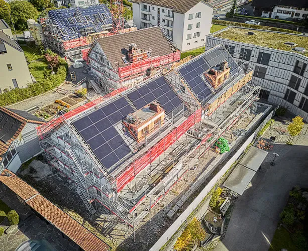 Toiture et enveloppe d'un bâtiment en fin de chantier, vue aérienne