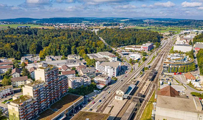 Vue aérienne d'une localité, contexte du site